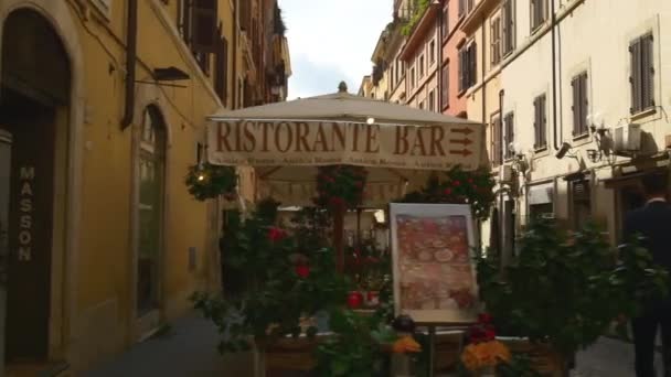 Touristes marchant dans les rues confortables de Rome — Video