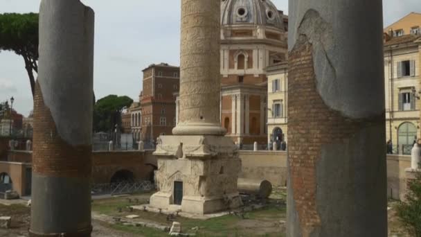 Turistas caminando sobre las ruinas de la antigua Roma — Vídeo de stock