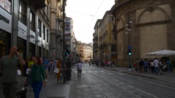 Туристы, гуляющие по уютным улицам Милана — стоковое видео