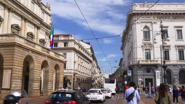 Personnes marchant près de La Scala — Video