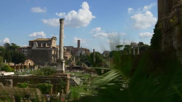 Turystów, którzy chodzą na ruiny starożytnego Rzymu — Wideo stockowe