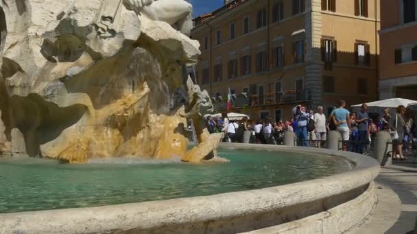 Fontaine de vieux bateaux sur la place d'Espagne — Video