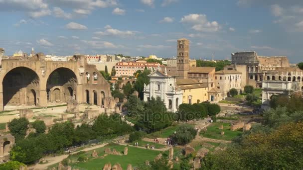 Turistas caminando sobre las ruinas de la antigua Roma — Vídeos de Stock