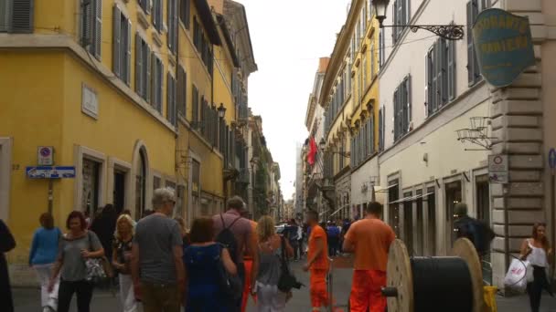 Turister gå på mysiga gatorna i Rom — Stockvideo