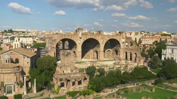 Туристы, гуляющие по руинам древнего Рима — стоковое видео