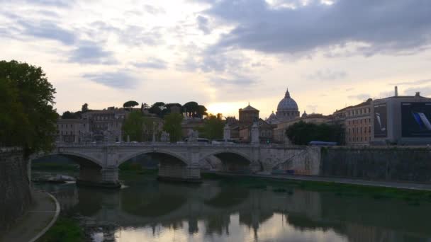 Slavného mostu přes řeku Tiberu — Stock video