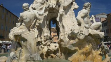 İspanyolca kare üzerinde eski tekne çeşme