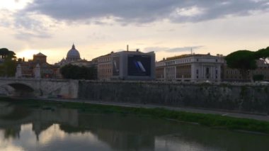 ünlü tiber Nehri Köprüsü  