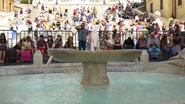 在西班牙广场上的老船喷泉。 — 图库视频影像