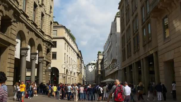 Turystów, którzy chodzą na przytulne ulice Mediolanu — Wideo stockowe