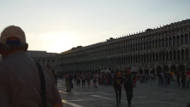 Personnes marchant sur la place San Marco — Video