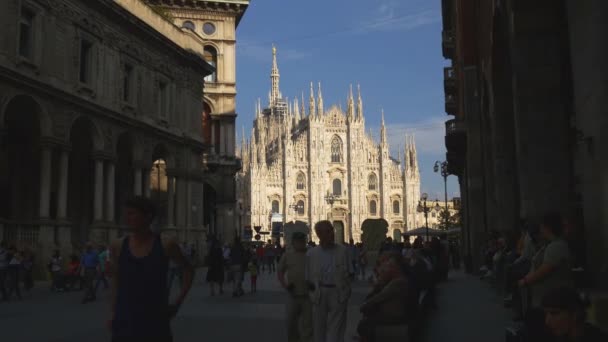 Piazza del Duomo gelen turist — Stok video