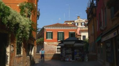 Venedik sokaklarında yürüyüş