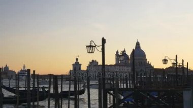 gondol satırlarının arkasında batan güneşin