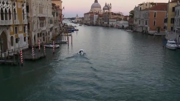 Piękny kanał w Wenecji, Włochy. — Wideo stockowe
