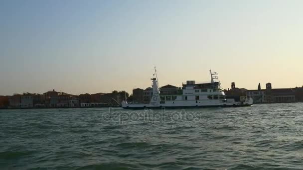ヴェネツィアの公共の乗客船 — ストック動画