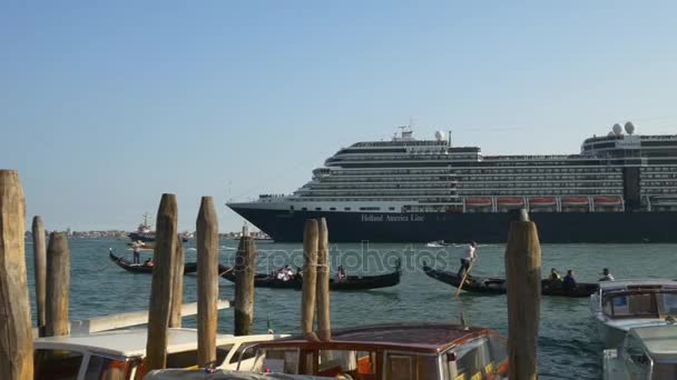 Kryssningsfartyget segling i Venedig — Stockvideo