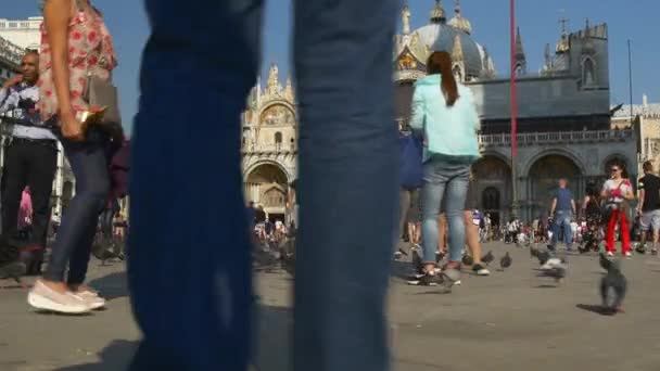 漫步在威尼斯的街头 — 图库视频影像