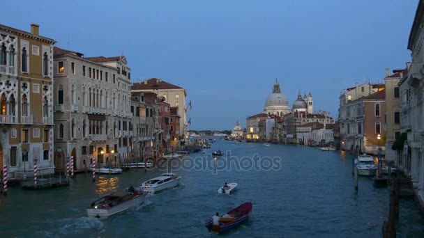 Belo canal em Veneza, Itália . — Vídeo de Stock