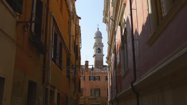 Wandelend door de straten van Venetië — Stockvideo