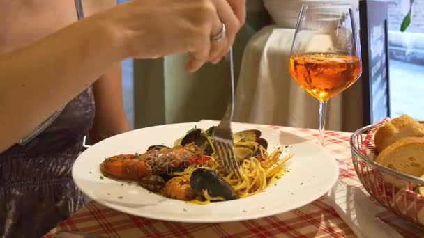 Mulher comer macarrão com frutos do mar — Vídeo de Stock