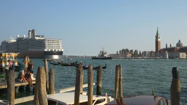 Kreuzfahrtschiff fährt in Venedig — Stockvideo