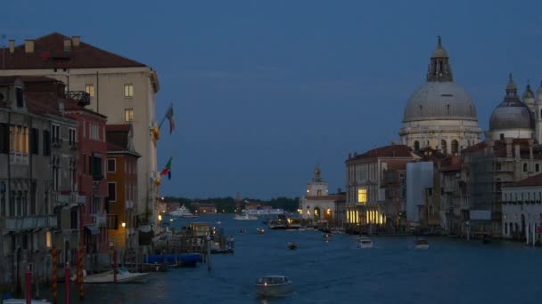 Belo canal em Veneza, Itália . — Vídeo de Stock