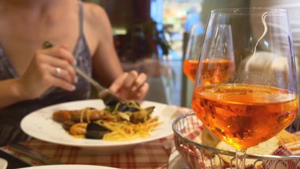 Woman eating pasta with seafood — Stock Video