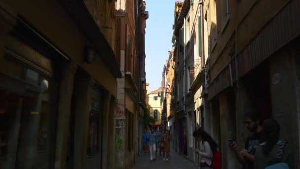 Caminhando pelas ruas de Veneza — Vídeo de Stock