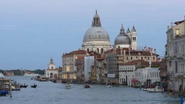 Belo canal em Veneza, Itália . — Vídeo de Stock