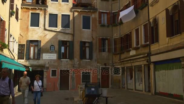 Прогулка по улицам Венеции — стоковое видео