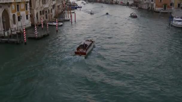 Schöner kanal in venedig, italien. — Stockvideo