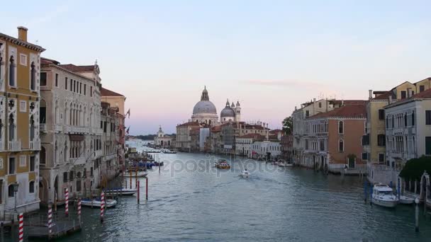 Belo canal em Veneza, Itália . — Vídeo de Stock