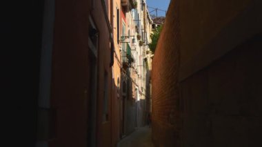 Venedik sokaklarında yürüyüş 