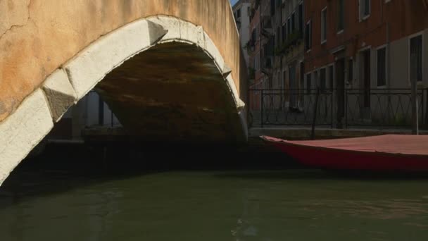 Красивые каналы в Венеции — стоковое видео