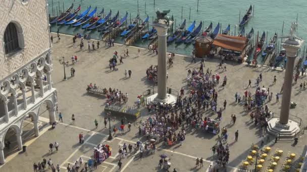 Mensen lopen op Piazza San Marco — Stockvideo