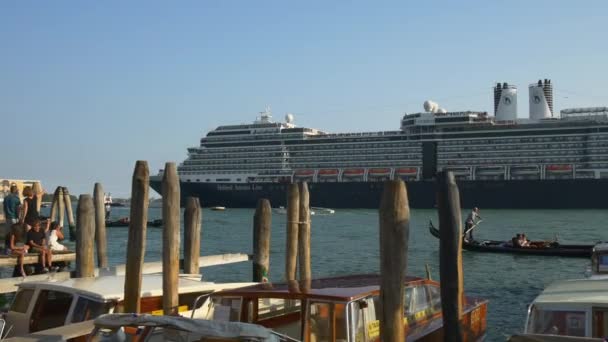 Bateau de croisière naviguant à Venise — Video