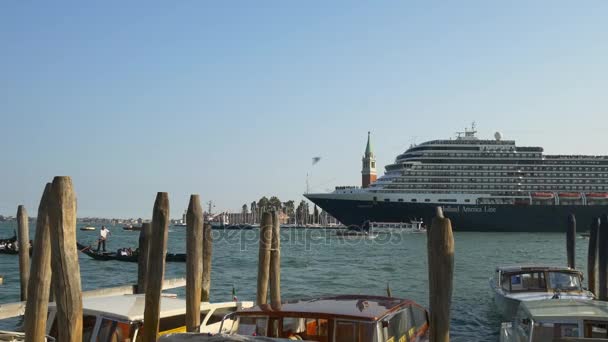 Cruise liner zeilen in Venetië — Stockvideo