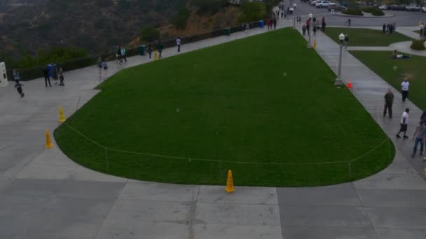 Turistas en el Observatorio Griffith — Vídeos de Stock