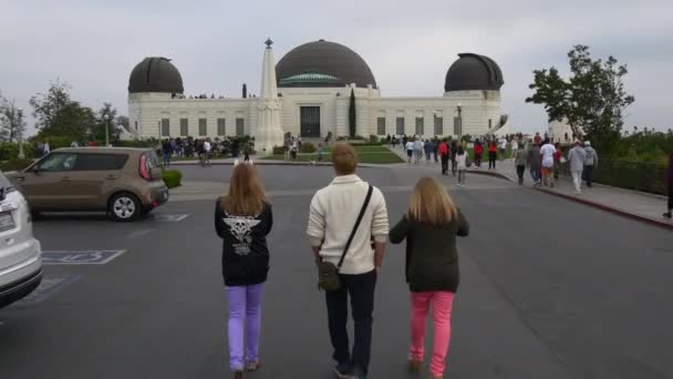 Turistas en el Observatorio Griffith — Vídeo de stock