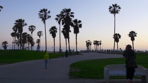 Orang-orang bangun di Venice Beach — Stok Video