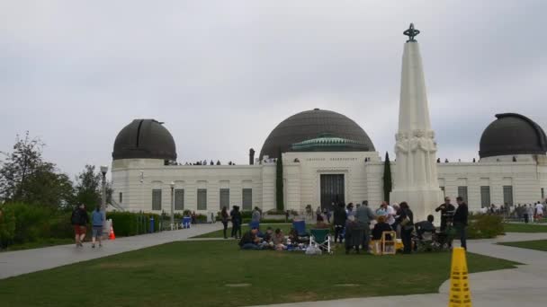Turystów w Griffith Observatory — Wideo stockowe