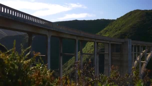 Vista sobre ponte em montanhas — Vídeo de Stock