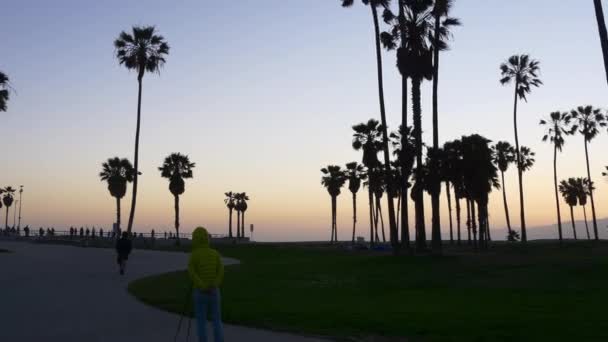 Pessoas acordando na praia de Veneza — Vídeo de Stock