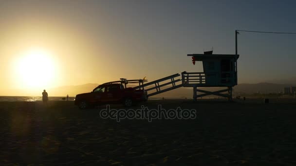 Badmeester toren op strand — Stockvideo