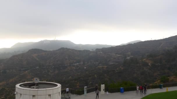Wisatawan di Griffith Observatory — Stok Video