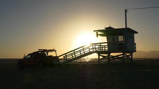 Спасательная башня на пляже — стоковое видео