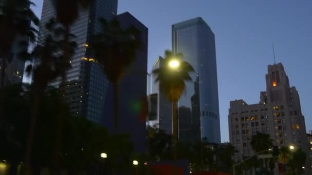 Akşam Los Angeles'ta kavşak trafik — Stok video