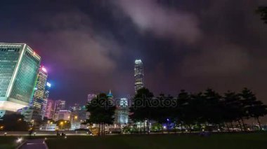 İnsanlar gece Hong Kong  