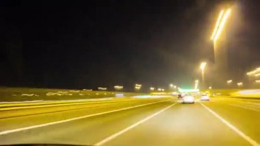 Dubai marina Bay gece trafik